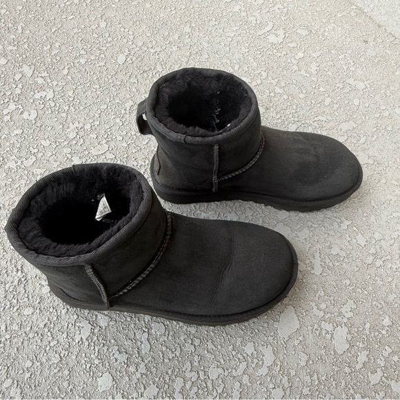 UGG Women's Classic Mini Boot in Black Size 6 - Picture 7 of 12